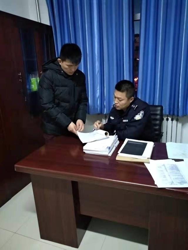 大同杨波:刺骨寒风中,刚刚用脚踩灭了燃烧的炸弹导火索,又火花四溅!万分危急!